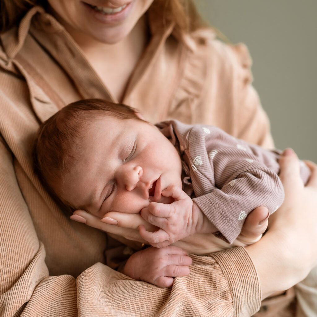 Newborn op de arm van haar moeder