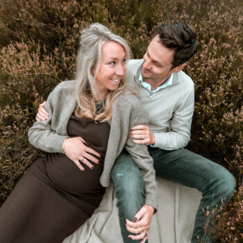 Zwanger koppel in de heide van de Loonse en Drunense duinen van bovenaf gefotografeerd